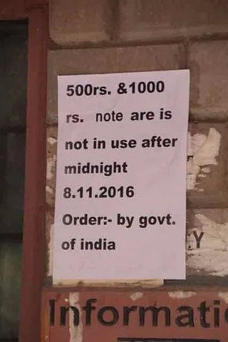 Schild: Indische 500 & 1000 Rupien Scheine nach dem 8.11.2016 ungültig.